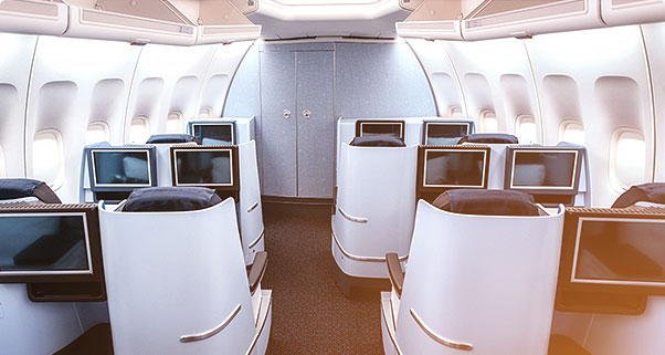 Mr. Hou Weigui and 狗万官方网站 signed the capital increase agreement in Shenzhen